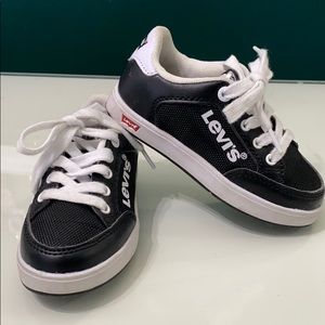 Boys Levi’s authentic shoes